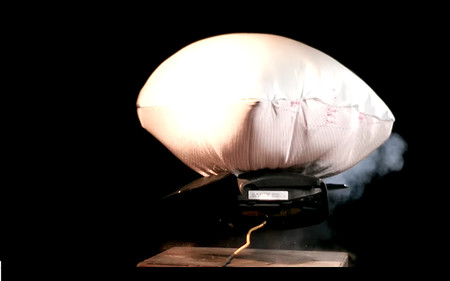 Video: El impresionante estallido de un 'airbag' en cámara lenta (y todo lo que sucede dentro)