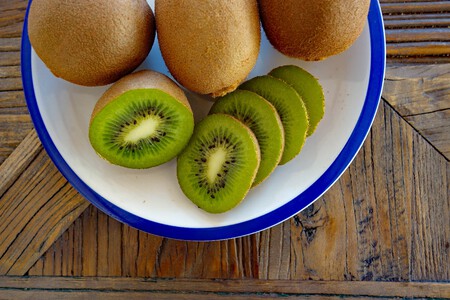 La piel del kiwi se puede comer: así tienes que lavarla y éstos son sus beneficios