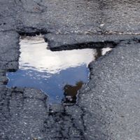 Demostración práctica de cómo se cruza un charco en moto