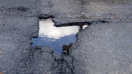 Demostración práctica de cómo se cruza un charco en moto