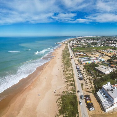 El pueblo surfero ideal para desconectar cerca del mar: callejones de arena y casas blancas con restaurantes de pescado fresco