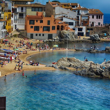 Ni rascacielos ni grandes paseos marítimos: el pueblo blanco donde sigue viva la Costa Brava que ya casi no existe