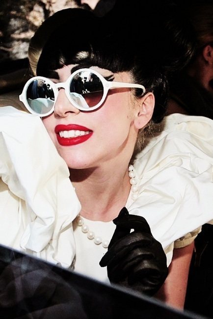 Lady Gaga pega un buen meneo a la visa compando 55 piezas de Michael Jackson