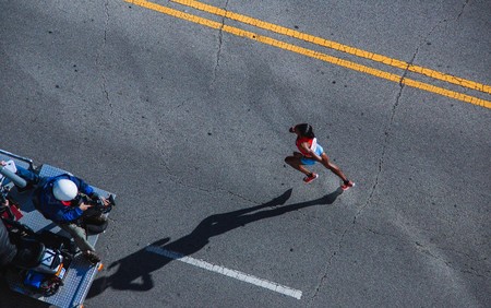 Salir a correr dos veces en el mismo día: cuándo y por qué hacerlo si somos corredores populares