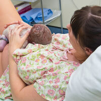 Una ingeniera de León diseña un guante con sensores para ayudar a médicos y matronas en los partos difíciles