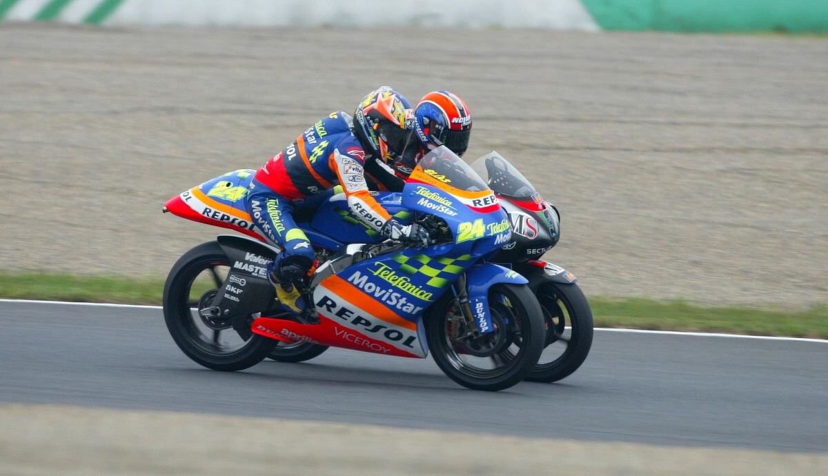 En 2004, il tenta une dernière fois sa chance en catégorie 250 cm³, mais le phénomène Pedrosa l'éclipsa. Toni Elías accéda donc au MotoGP sans titre dans les catégories inférieures, mais conservant un certain potentiel.