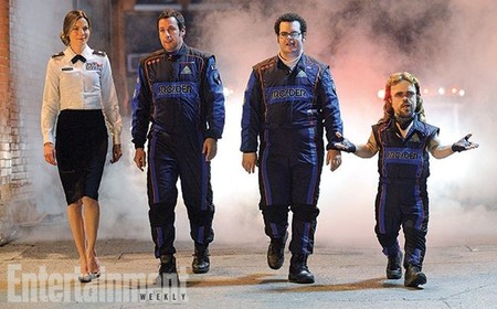 La primera imagen de la película Pixels muestra a Adam Sandler en buena compañía