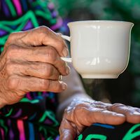 Un médico pasó 50 años crujiéndose los nudillos para demostrar que no provoca artritis bajo ningún caso