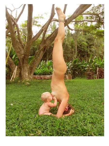 Instagram censura y cierra la cuenta de una madre que publicó una foto desnuda practicando Yoga y dando el pecho a su hijo
