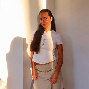 Así es la nueva falda midi de Marc O'Polo que llevaremos con bailarinas a la oficina sin renunciar al estilo 