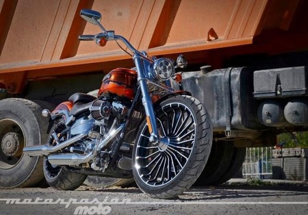 Motorpasión a dos ruedas: prueba Harley Davidson CVO Breakout, SBK Italia y la Yamaha MT 125