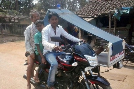 Las moto-ambulancias salvan 200 vidas en la India gracias a su sencillez