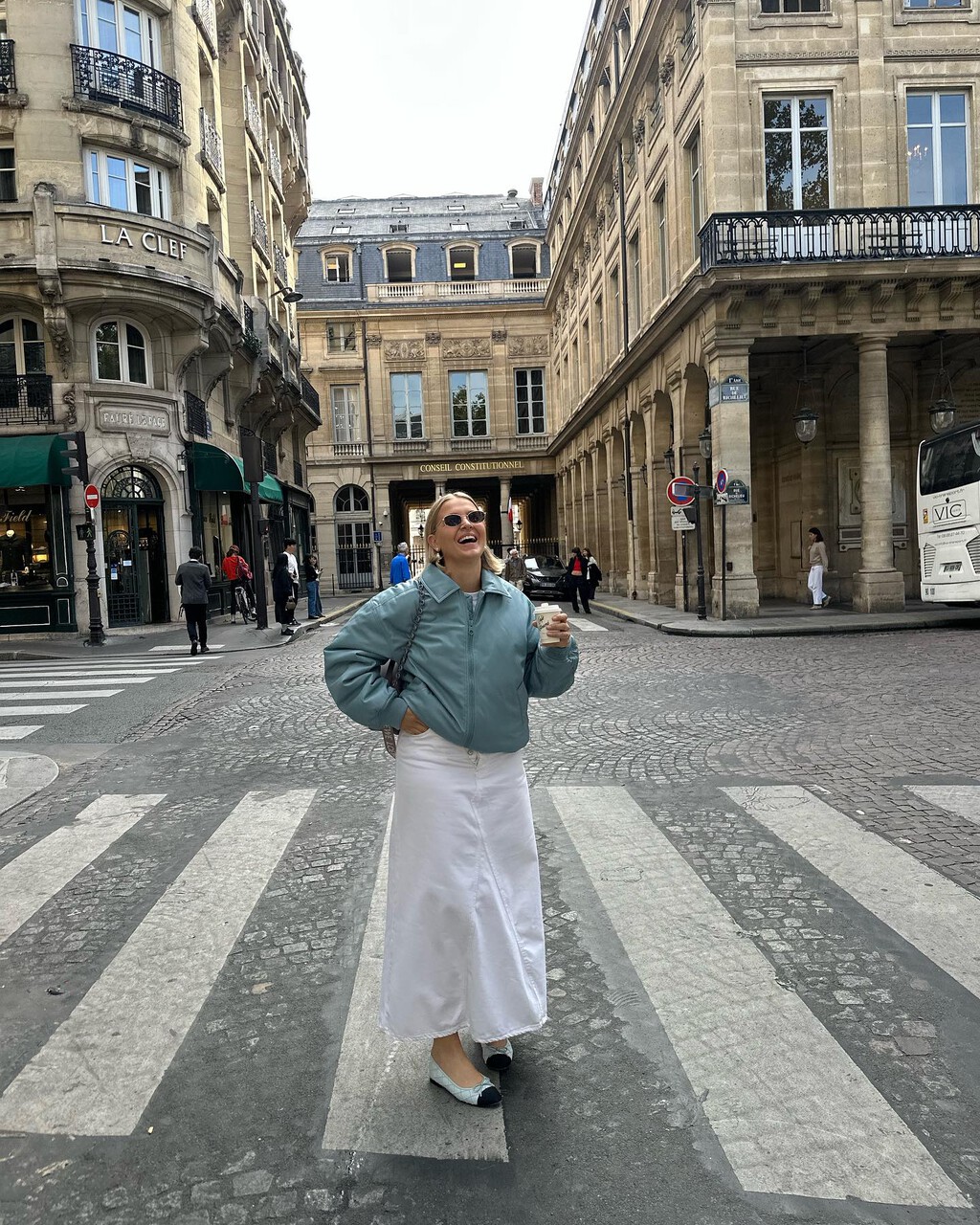 Decathlon se prepara para la lluvia con estilo gracias a esta chaqueta waterproof color verde ceniza