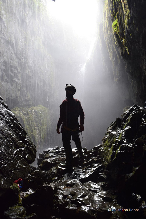 Finalista: Rhiannon Hobbs con ‘A caver admiring the stunning view from the window in Alum Pot’: