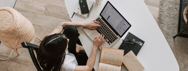 Ni remoto completo, ni presencial total: el modelo de teletrabajo híbrido con días de oficina y otros fuera, explicado 