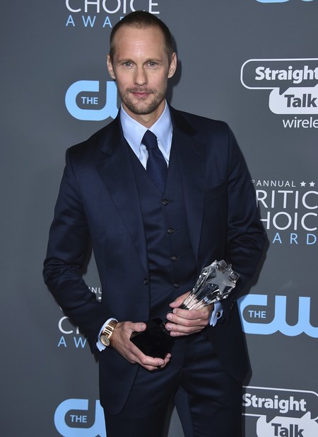 Alexander Skarsgard luce el perfecto traje azul en los Critics' Choice Awards