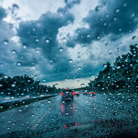 Ojo con la lluvia y el viento al volante: así debes conducir tu coche en un temporal
