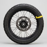 Este truco con cinta adhesiva en la llanta de la moto ayuda a detectar intenciones de robo de forma muy sencilla