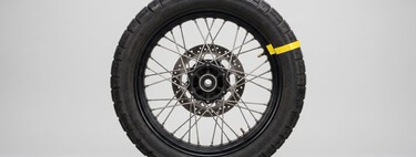 Este truco con cinta adhesiva en la llanta de la moto ayuda a detectar intenciones de robo de forma muy sencilla