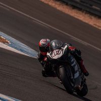 Lorenzo Zanetti habla sobre la Panigale V4 de carreras: "Es más fácil de manejar, es menos física"