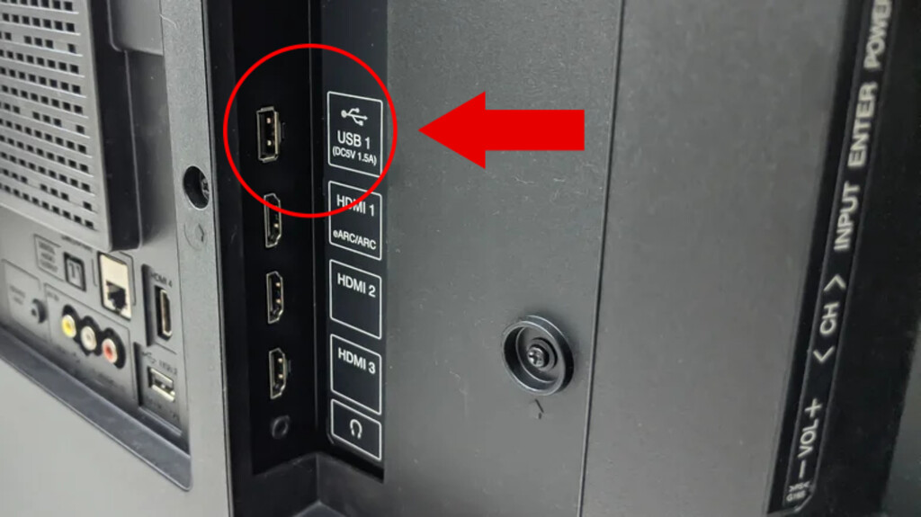 El puerto USB de tu televisión esconde varios trucos que no conocías: lo puedes usar para más cosas que ver películas en tus memorias  