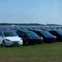 Tesla está fabricando tantos coches que le sobran demasiados. Está invadiendo centros comerciales y aeropuertos para guardar todos los que no puede vender