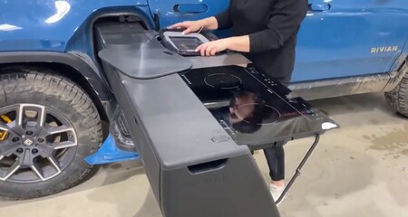 Rivian muestra en vídeo la cocina camper de su pick-up eléctrica R1T, una delicatessen para los amantes de la vanlife