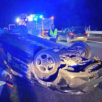 Roba un Cabify en Sevilla, echa a los clientes y lo estampa 40 km más tarde contra un camión. Aún lo están buscando