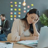 Por miedo a la IA y los despidos, muchos ya no renuncias a su trabajo. Y puede ser terrible: la gente se estanca sin motivación