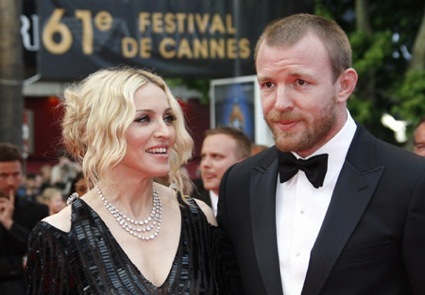 Guy Richie es un homófobo, según el hermano de Madonna