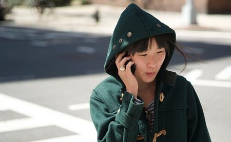 Peatón con teléfono móvil