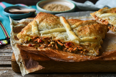 Hojaldre relleno de verduras y pollo, una deliciosa receta fácil de aprovechamiento