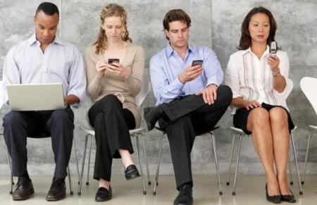 Personas Con Moviles 2