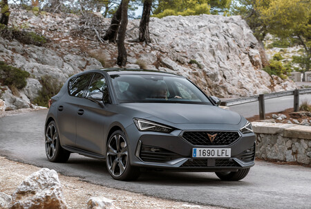 El CUPRA León estrena un 2.0 TSI de 245 hp como alternativa al Golf GTI