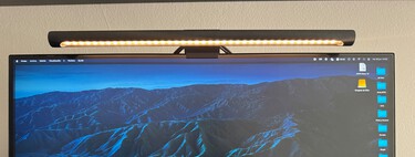 Me han regalado una lámpara LED para monitor y ya no puedo vivir sin ella. Así está mejorando cómo trabajo 