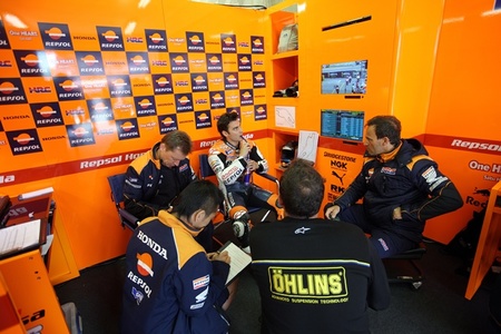 Reunión en el box repsol