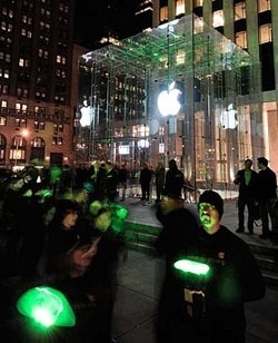 Activistas de Greenpeace protestan delante de la Apple Store de la Quinta Avenida