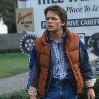 Bob Gale desvela cómo y por qué surgió la idea de que Marty McFly llevase su mítico chaleco rojo en Regreso al Futuro 