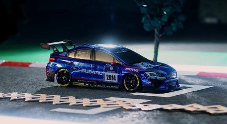 Este Subaru WRX STi se enfrenta a un curioso oponente