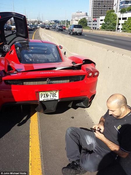 Dolorpasión™: Mecánicos chocan el Ferrari Enzo de Michael Fux