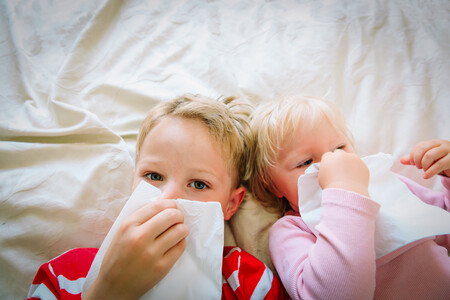 Cómo prevenir el contagio entre hermanos cuando uno de ellos está enfermo