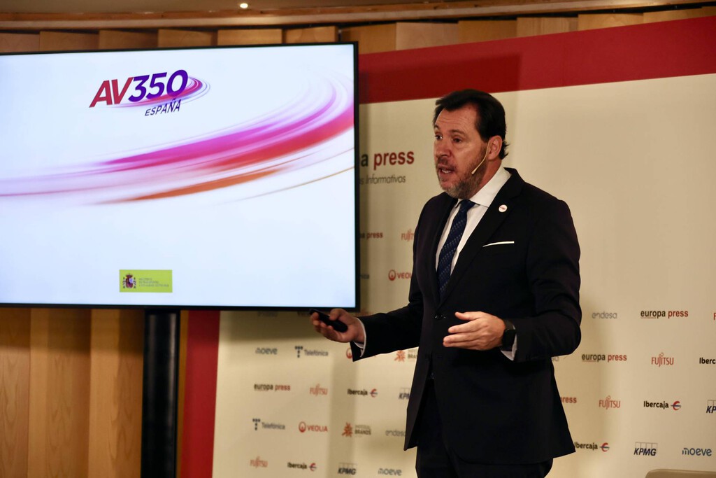 Una España literalmente a dos velocidades: mientras el AVE Madrid-Barcelona va a 350 km/h, el resto de la red languidece