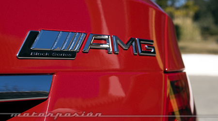 Empleados de concesionario juegan con un Mercedes-Benz C63 AMG Coupé Black Series