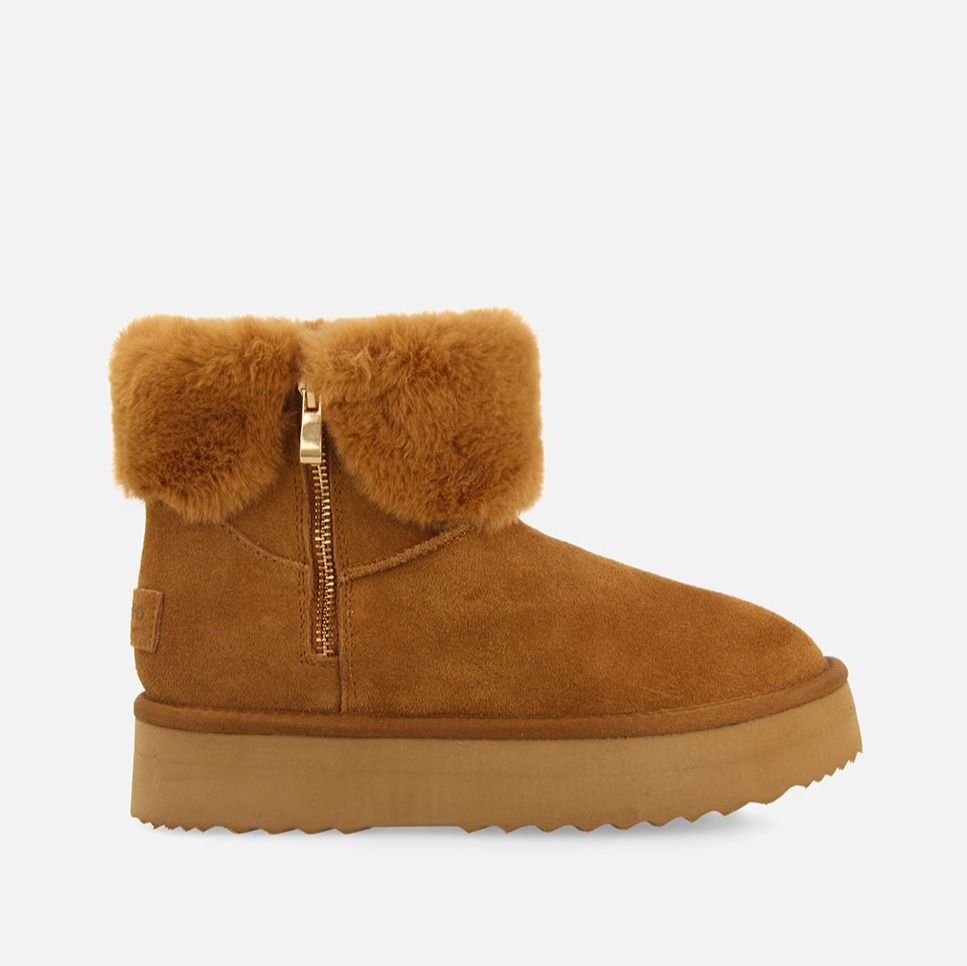 Botines de piel tipo australianas con cremallera de Gioseppo

