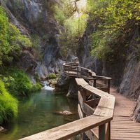 La fácil ruta de senderismo que permite "caminar sobre el agua" y termina en una cascada de 60 metros: ideal para verano