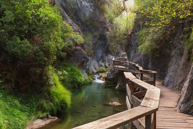 La Facil Ruta De Senderismo Que Permite Caminar Sobre El Agua Y Termina En Una Cascada De 60 Metros Ideal Para Verano