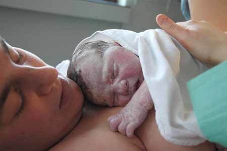 Los hospitales de Alicante, Elche y Alcoi se suman al parto natural