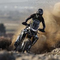 Triumph quiere su parte del pastel offroad, así que ha fichado a otras dos leyendas