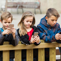 Cuándo comprar el primer móvil a los niños: pistas para acertar y enseñarles un buen uso