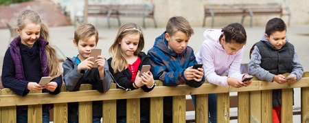 Cuándo comprar el primer móvil a los niños: pistas para acertar y enseñarles un buen uso